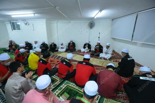 PETUGAS LEMBAGA TABUNG HAJI