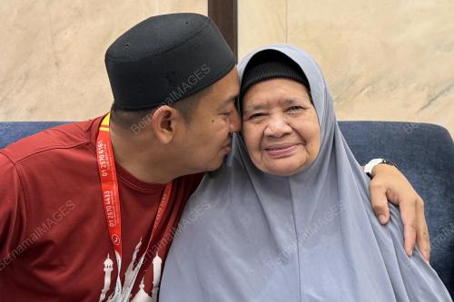 ANAK TEMANI IBU TUNAIKAN HAJI