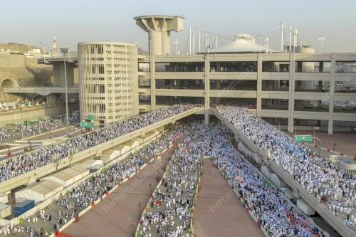 JEMAAH HAJI MENUJU JAMARAT