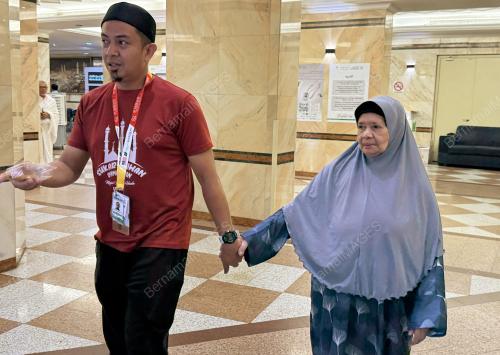 ANAK TEMANI IBU TUNAIKAN HAJI