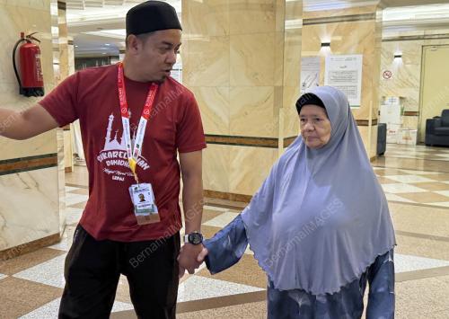 ANAK TEMANI IBU TUNAIKAN HAJI