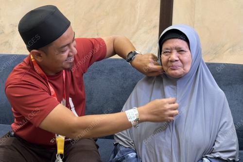 ANAK TEMANI IBU TUNAIKAN HAJI