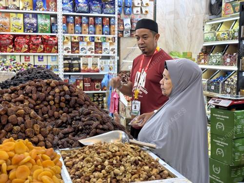 ANAK TEMANI IBU TUNAIKAN HAJI
