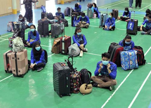 STUDENTS RETURNING HOME