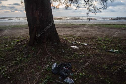 SAMPAH PENGUNJUNG PANTAI