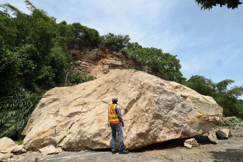 TANAH RUNTUH