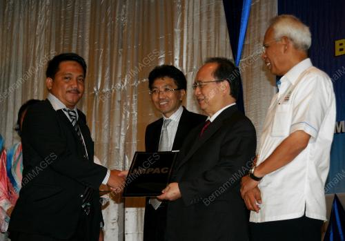 TAN SRI BERNARD DOMPOK
