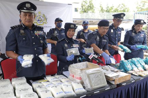 PENOLONG KETUA PENGARAH KASTAM ZON SABAH SITI BINTI MANG