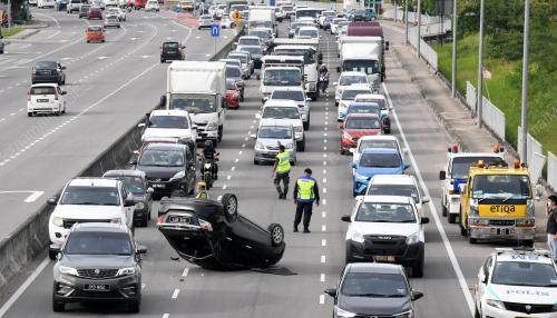 KENDERAAN TERBALIK JALAN PUTATAN