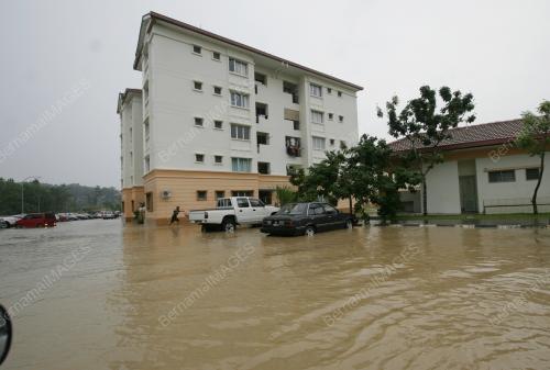 BANJIR DI KAUTERS PENDIDIKAN LUYANG