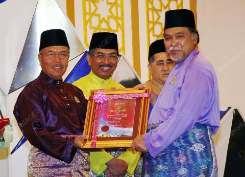 TUN AHMADSHAH ABDULLAH