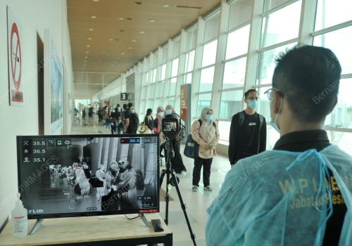 STUDENTS RETURN TO HOMETOWNS