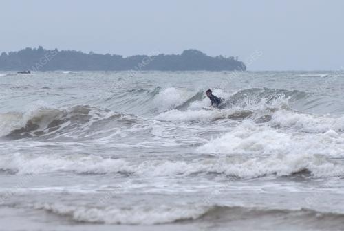 AMARAN ANGIN KENCANG DAN LAUT BERGELORA