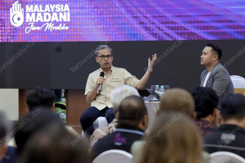 FAHMI FADZIL BERSAMA PENGGIAT SENI KREATIF SABAH