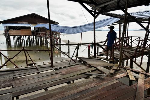 RESTAURANT DESTROYED BY A RARE TIDAL WAVE