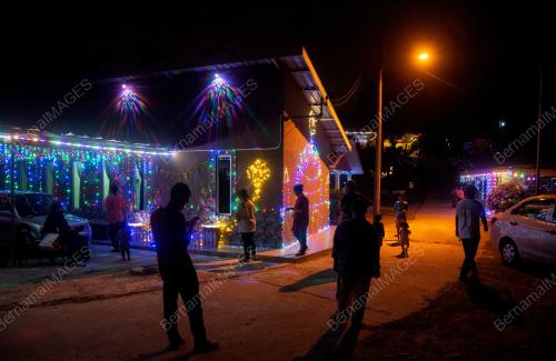DEKORASI MERIAH LAMPU RAYA