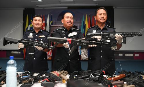 RAMPASAN SENJATA TIRUAN PENAMPANG
