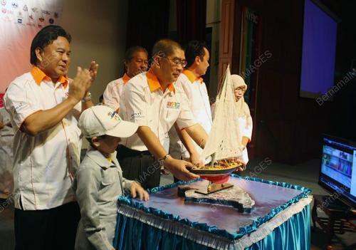DATUK SERI DR MAXIMUS JOHNIYT ONGLILI