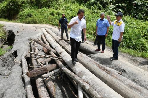 JALAN RAYA NABAWAN KE PENSIANGAN ROSAK