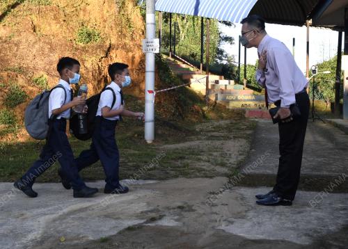 SEKOLAH DIBUKA