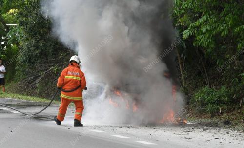 KEBAKARAN KERETA DI JALAN KOLAM
