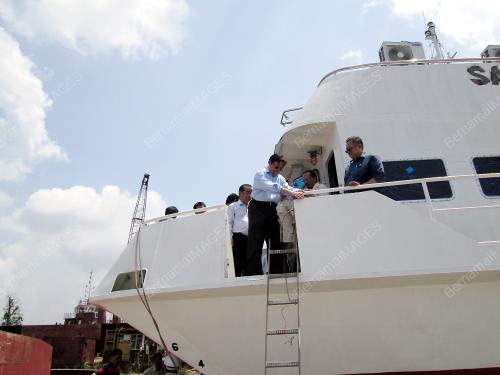 SB01_27082013_CATAMARAN_SERVICE