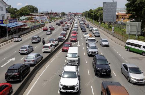 JALANRAYA SESAK ORANG RAMAI PULNG KAMPUNG SAMBUT HARI RAYA.