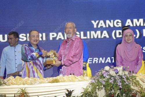 YANG DIPERTUA NEGERI SABAH TUN JUHAR MAHIRUDDIN
