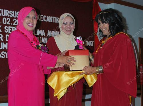PELATIH KECANTIKAN