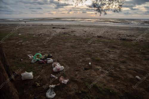 SAMPAH PENGUNJUNG PANTAI