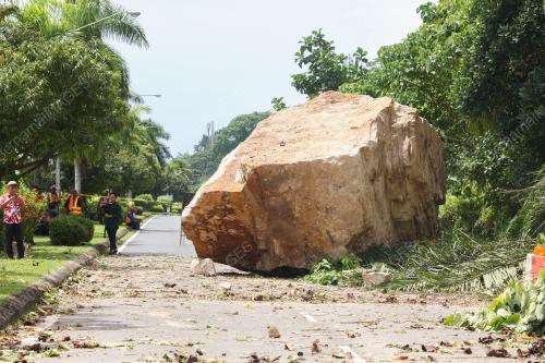 TANAH RUNTUH