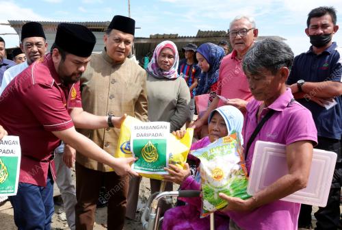 PENYERAHAN BANTUAN KAMPUNG FOREST