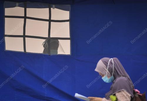 PETUGAS KEMENTERIAN KESIHATAN