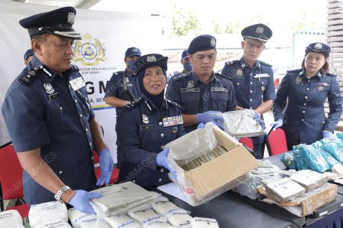 PENOLONG KETUA PENGARAH KASTAM ZON SABAH SITI BINTI MANG