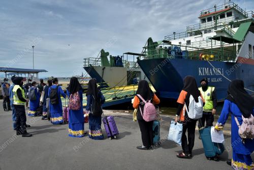 PELAJAR PULANG AIDILFITRI