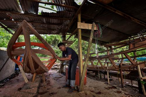 PERAHU TRADISIONAL