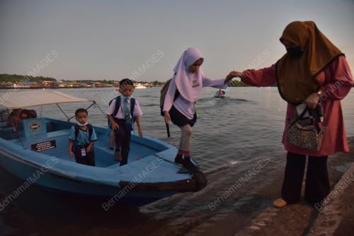 MURID SEKOLAH KAMPUNG AIR