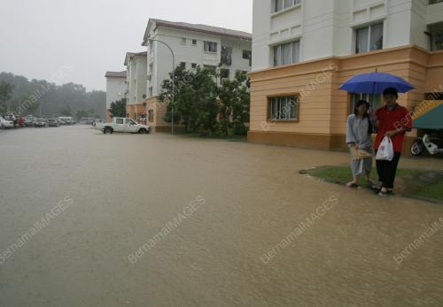 BANJIR DI PERUMAHAN GURU LUYANG