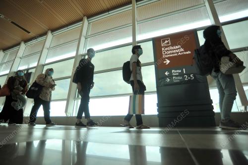 STUDENTS RETURN TO HOMETOWNS