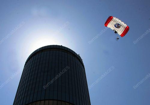 PENERJUNAN ANTARABANGSA MENARA KL