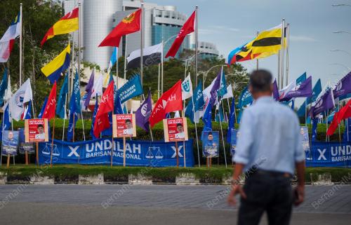 BENDERA DAN POSTER PRU-15