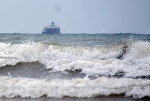 AMARAN ANGIN KENCANG DAN LAUT BERGELORA