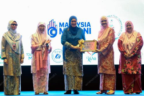 DATUK SERI DR WAN AZIZAH WAN ISMAIL