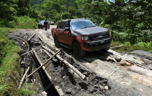 JALAN NABAWAN KE PENSIANGAN ROSAK