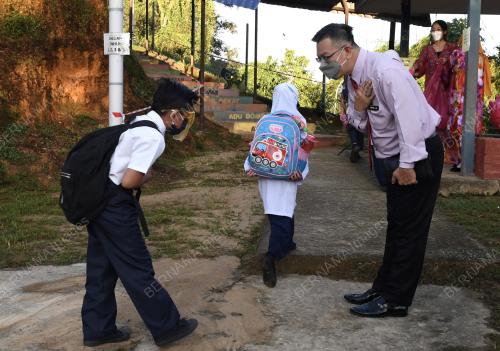 SEKOLAH DIBUKA