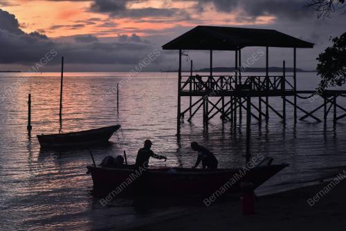 PEMANDANGAN MATAHARI TERBIT KAMPUNG NELAYAN