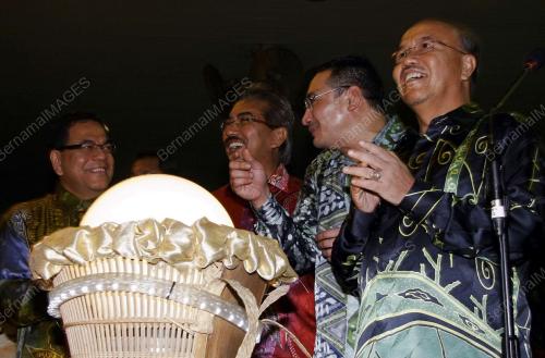 TUN AHMADSHAH ABDULLAH