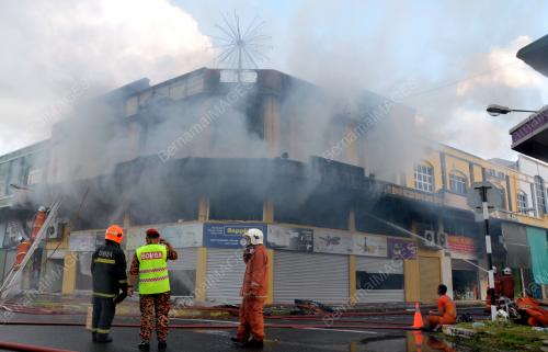 SB02_28122015_KEDAI_TERBAKAR