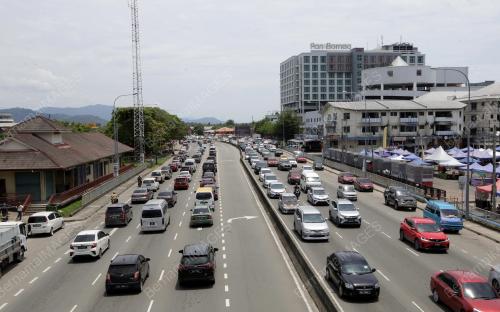 JALANRAYA SESAK ORANG RAMAI PULNG KAMPUNG SAMBUT HARI RAYA.