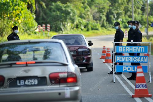 POLIS SEKATAN JALAN RAYA COVID-19